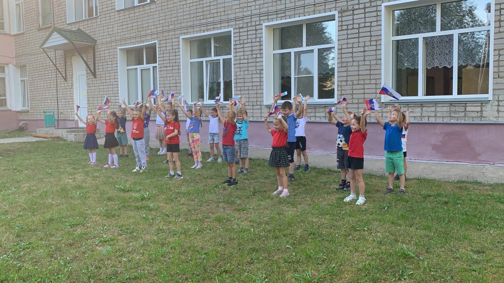 Педагоги детского сада «Золотые зернышки» провели с воспитанниками старших и подготовительных групп флешмоб, посвящённый празднованию государственного праздника «День Флага Российской Федерации» Педагоги детского сада «Золотые зернышки» провели с воспитанниками старших и подготовительных групп флешмоб, посвящённый празднованию государственного праздника «День Флага Российской Федерации».